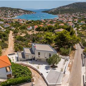 4 bedroom villa with heated pool and sea view in Vinišće, sleeps 8